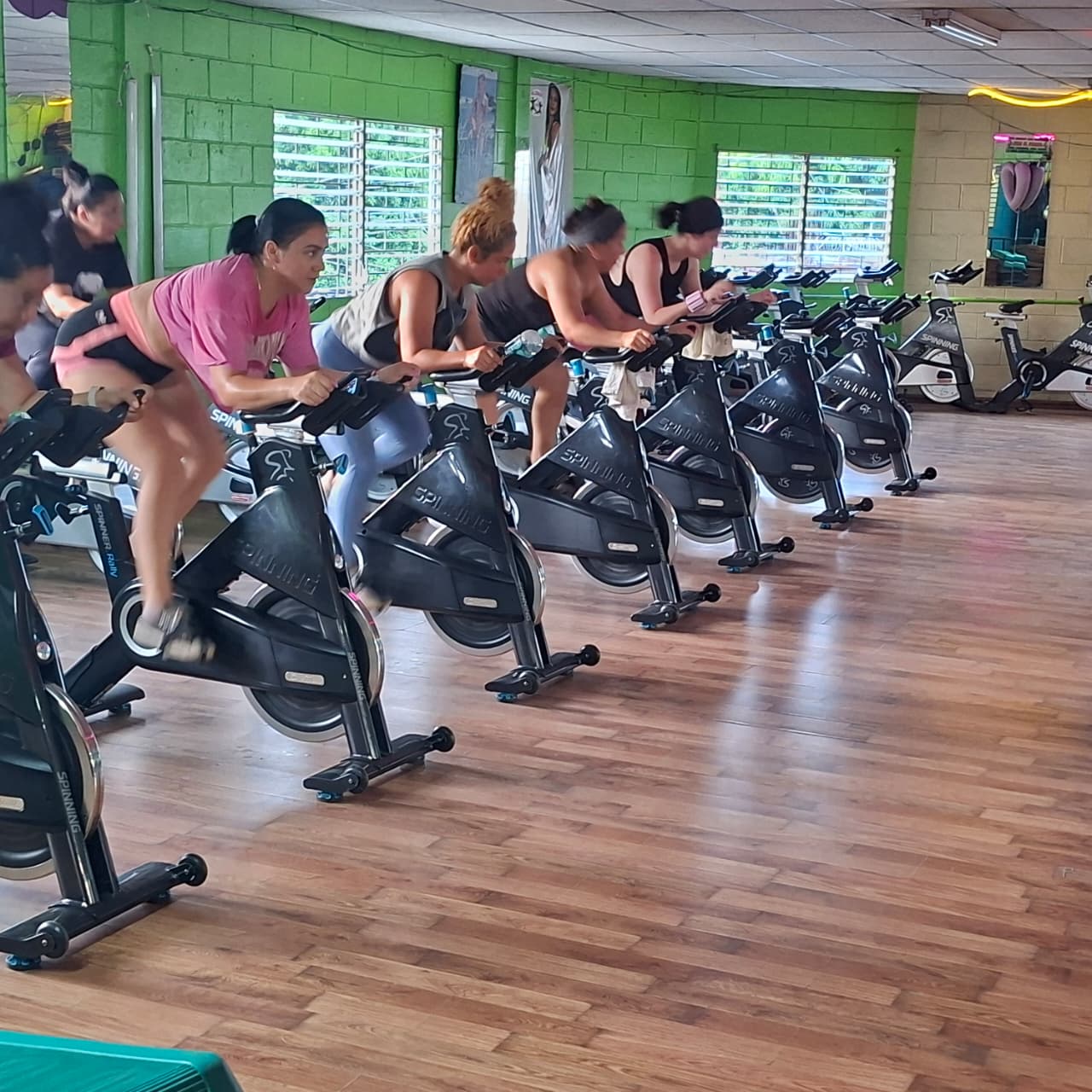 Fila de bicicletas de spinning lista para la clase de 5:30